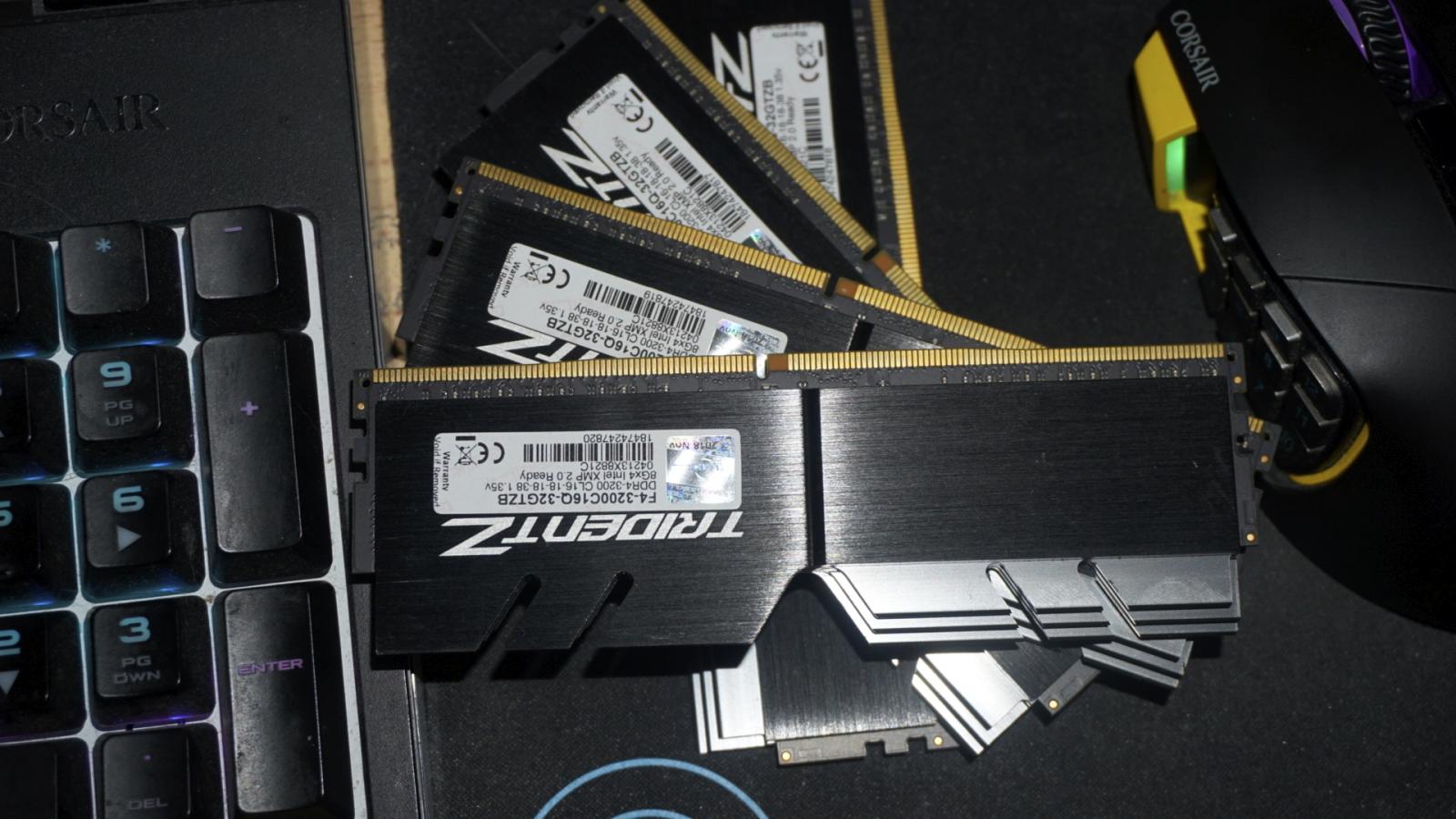 For sale 32GB ( 8 x 4 ) G.Skill Trident Z DDR4 3200
